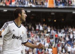 足彩网：伊劳拉专访，亚当斯回归重塑伯恩茅斯战术，樱桃军团士气大振迎战新赛季