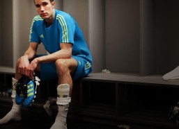 足彩网|黄蜂队史荣耀时刻，戴尔·库里球衣退役，三分传奇与家族荣耀永悬主场穹顶